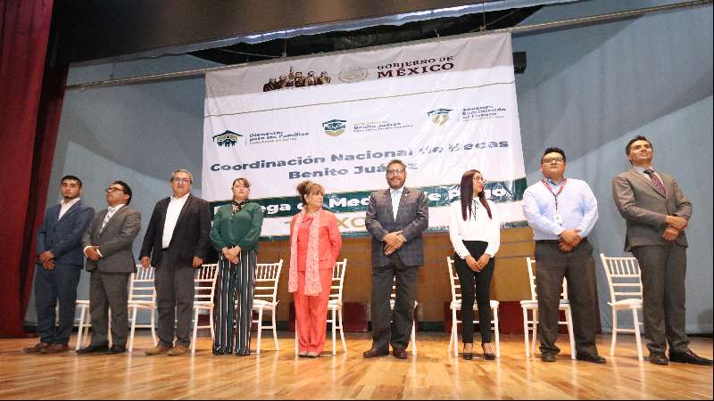 Reciben estudiantes de la UATx becas