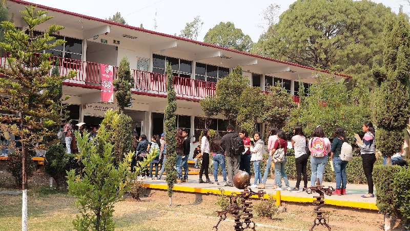 Entregó UATx fichas para examen de admisión