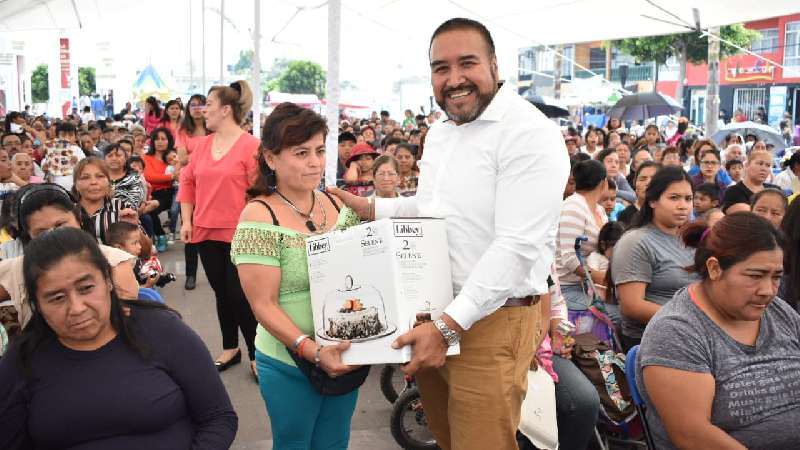 Festejó Badillo a mamás en Xicohtzinco 