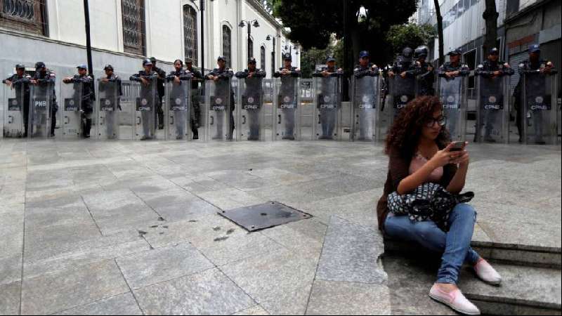 Policía venezolana impide a diputados acceso al Parlamento