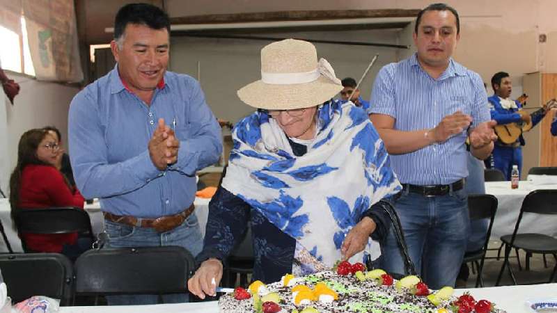 Celebran a maestros en Tocatlán 