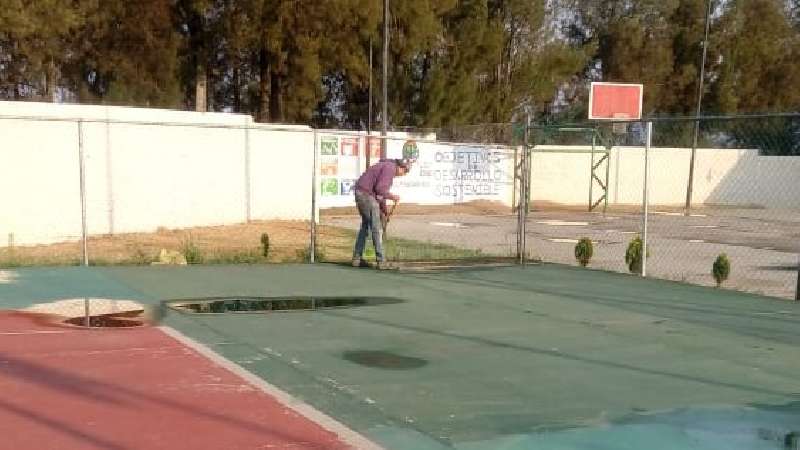 Rehabilitan espacio deportivo en Loma Xicohténcatl 
