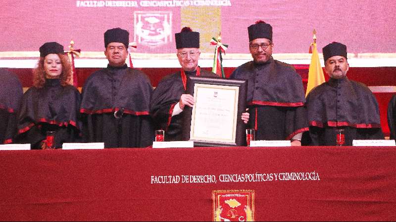 Impone UATx grado de Doctor Honoris Causa a Robert Alexy