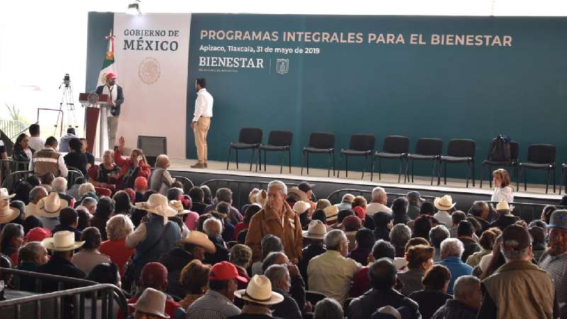 Entre comercio y plática esperan a AMLO