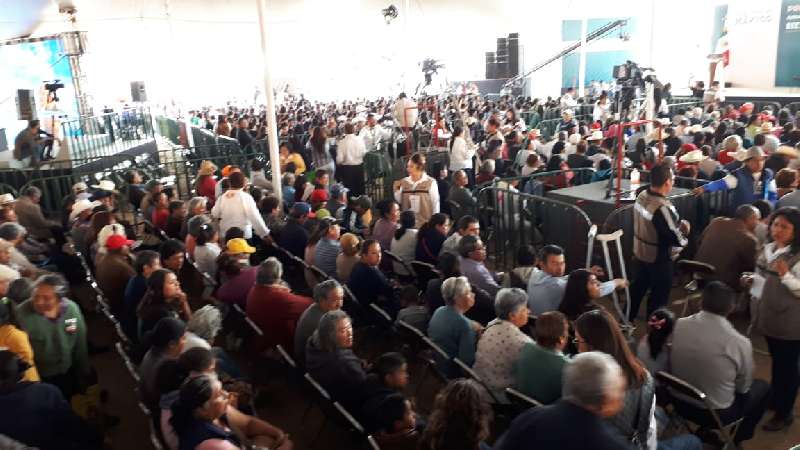 Becarios federales utilizados para aplaudir a AMLO