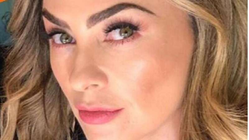 Aracely Arámbula se descuida y se deja ver con las altas