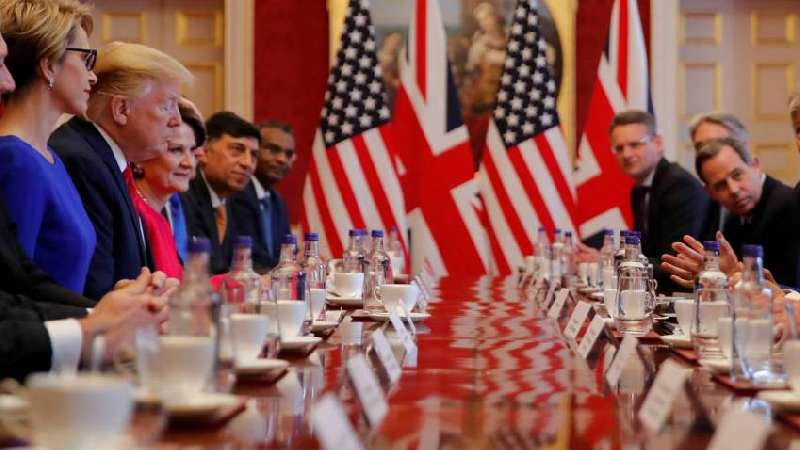 Trump alienta el Brexit duro y promete un acuerdo comercial 