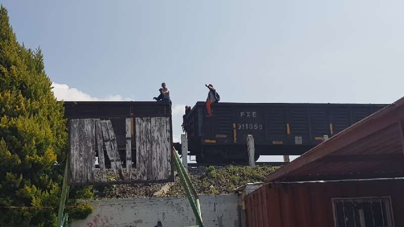 Viajaba con su pequeño en La Bestia, cae y pierde la mano