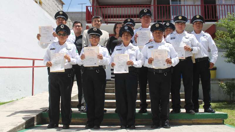 Acreditan elementos de la Policía Turística curso de inglés