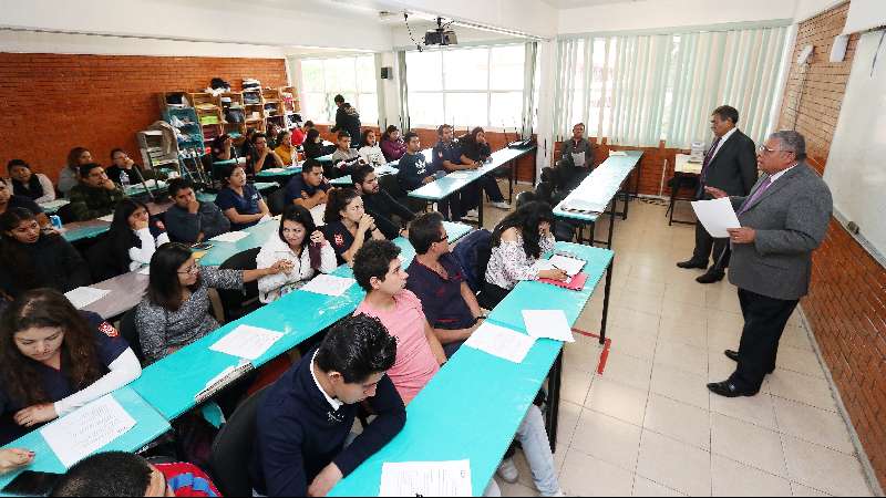 Capacitan a estudiantes de la UATx en implicaciones legales 