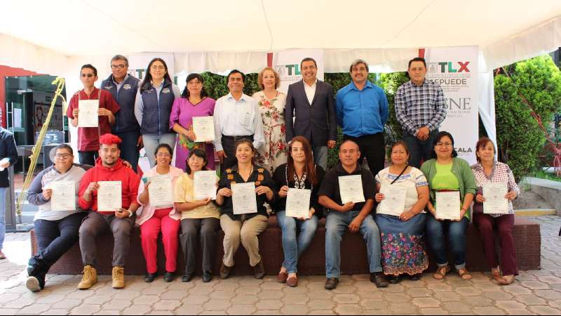 Clausura Icatlax cursos de decorado con colores y esmaltes