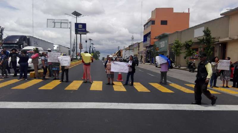 Bloquean carretera para pedir protección a peatones 