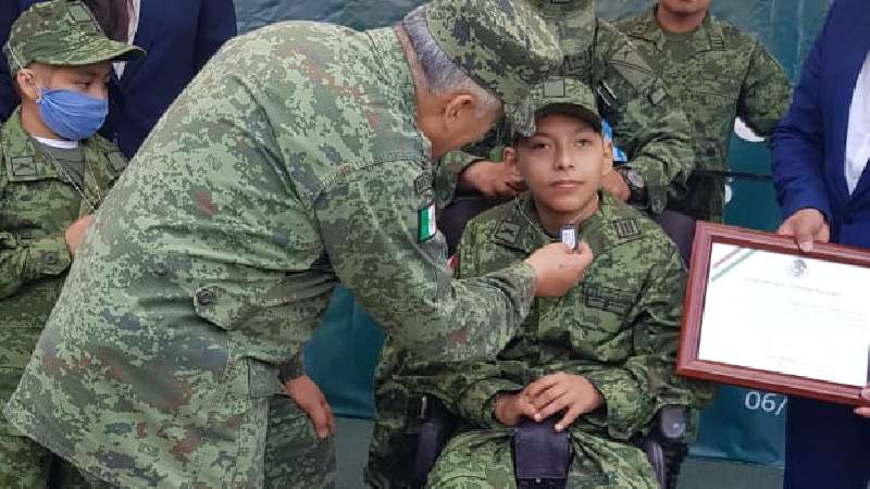 3 niños son soldados honorarios 