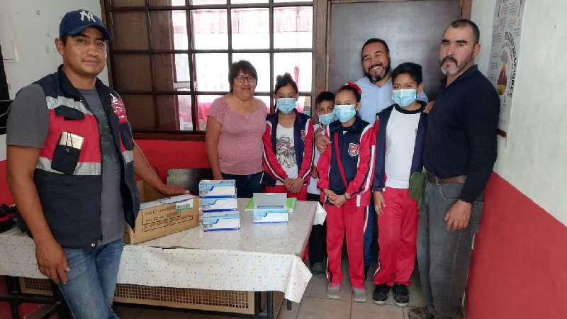Por contingencia volcánica, entrega cubrebocas en Xicohtzinco