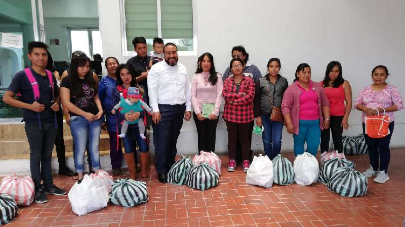 Entrega Badillo Jaramillo despensas a pobladores de Xicohtzinco  