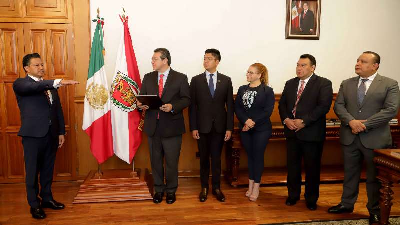 Mena toma protesta a Valiente como secretario de seguridad