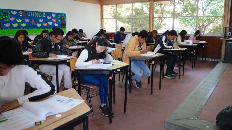 Realizan aspirantes examen para ingresar a escuelas normales