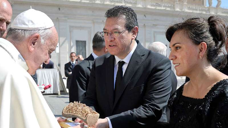 Saluda Marco Mena al papa Francisco en el Vaticano