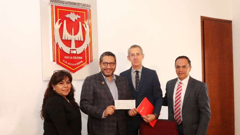 Entrega Banco Santander becas para movilidad de estudiantes UATx