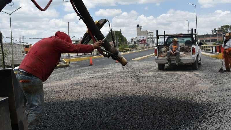 Se inicia en Zacatelco, trabajos de bacheo y limpieza