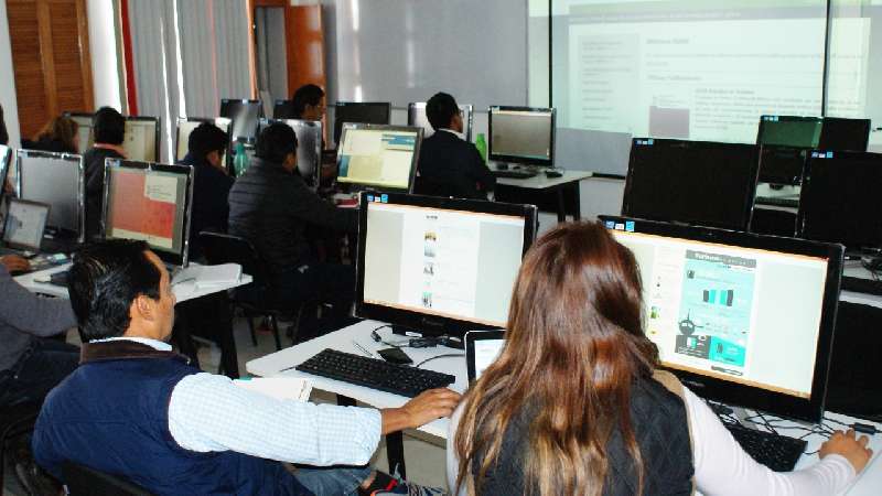 Apoya Coltlax a estudiantes con sistema de becas