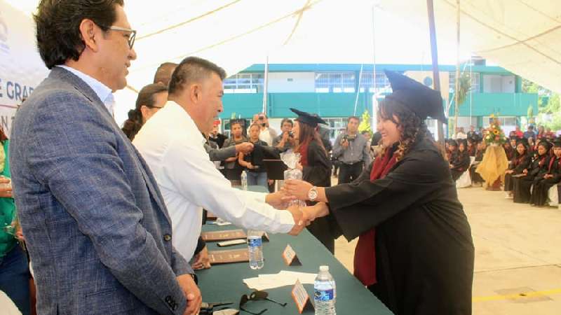 Alcalde de Tocatlán apadrinó generación en el Cecyte 29
