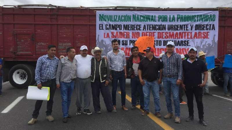 Protestan campesinos y cierran carretera en Cuapiaxtla