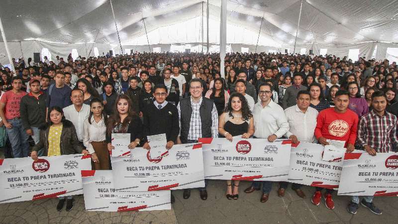 Mena entrega becas tu prepa terminada 2019 en Apizaco