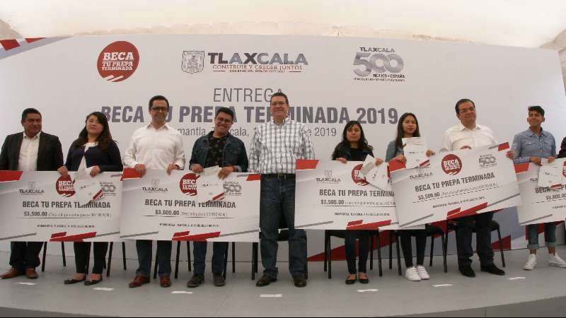 En Huamantla, Marco Mena entrega becas tu prepa terminada 2019