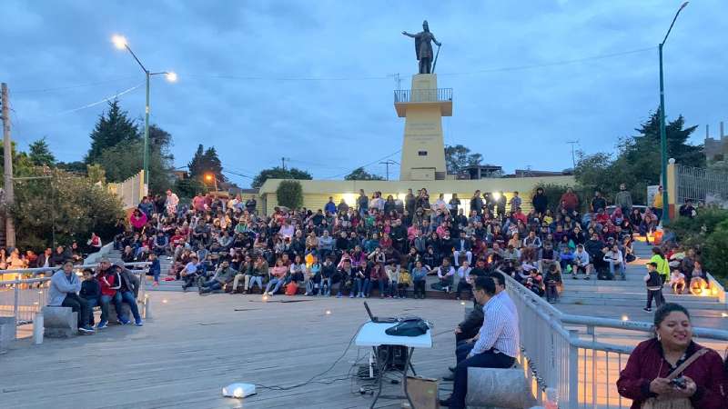 Reúne Cine al Aire Libre en la capital a cientos de jóvenes