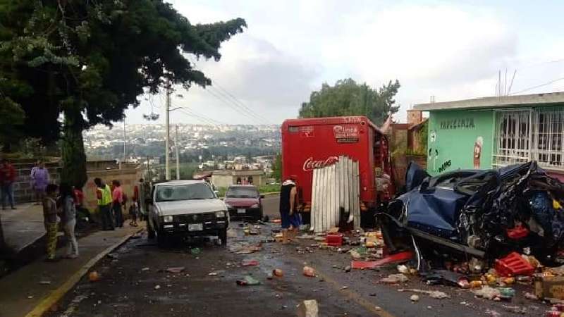 Se estrella contra autos y viviendas en Tizatlán, hay heridos 