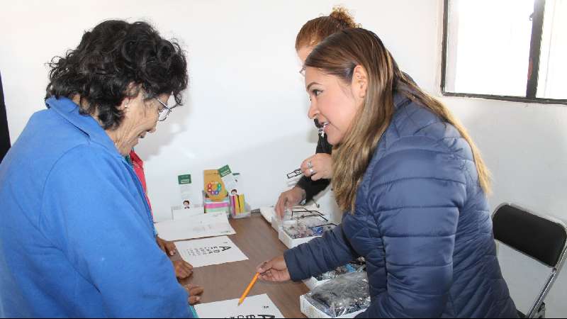 Entrega ayuntamiento de Tocatlán apoyo de medicamento y lentes