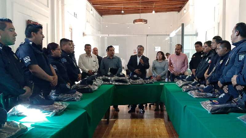 Dotan de uniformes a seguridad pública y PC en Ixtacuixtla