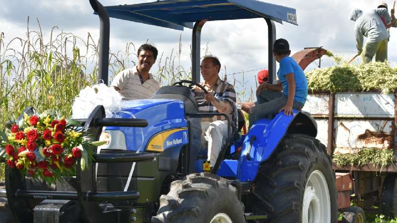 Tomas Orea entrega tractor a comunidad agrícola de Zacatelco