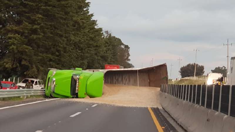 Tráiler vuelca en la Huamantla-Apizaco