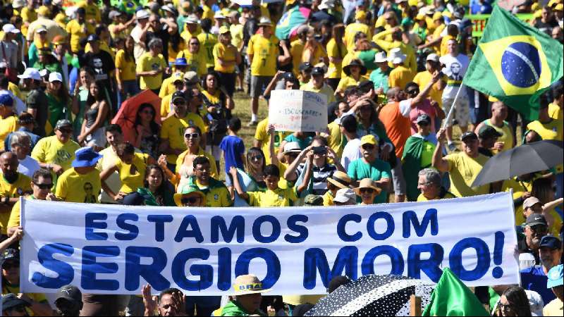 Miles de brasileños marchan en defensa del ministro Moro
