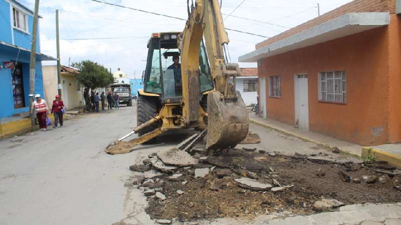 En Tocatlán dan banderazo de obra en calles 