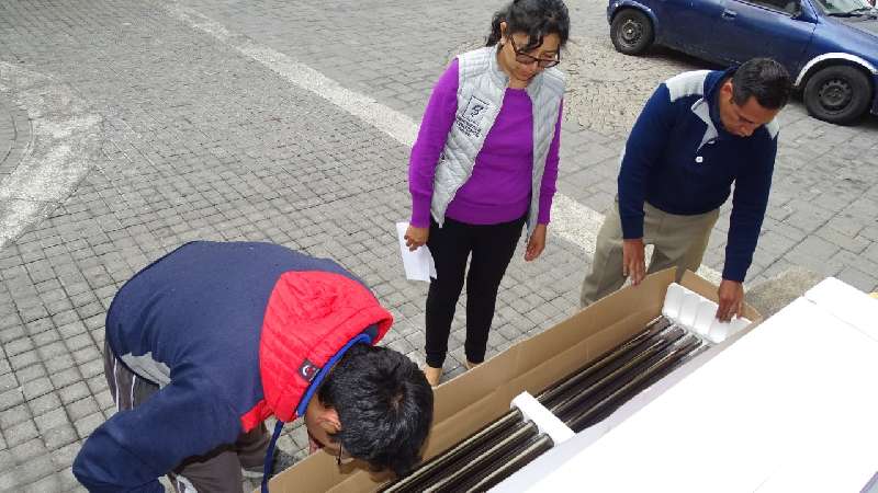 Continúa entrega de calentadores solares en Xicohtzinco 
