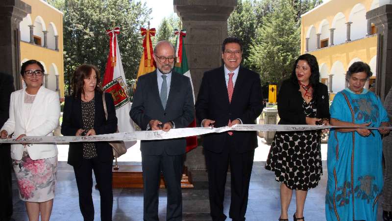 Inauguran Marco Mena y embajador de España la muestra 