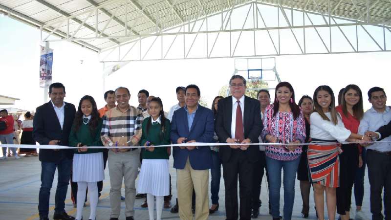 Inaugura Orea Techumbre y Cancha de usos múltiples en Zacatelco