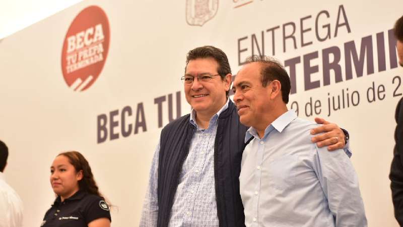 En Zacatelco entrega Marco Mena; Beca Tu Prepa Terminada