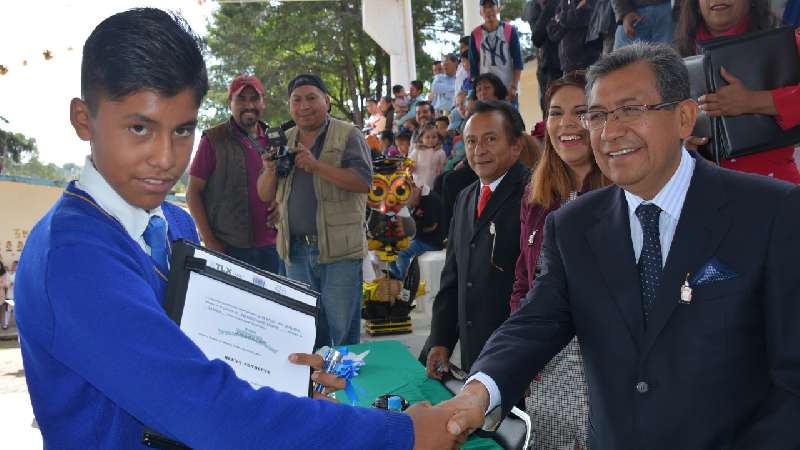 Apadrina Serafín Ortiz Ortiz alumnos de telesecundaria 