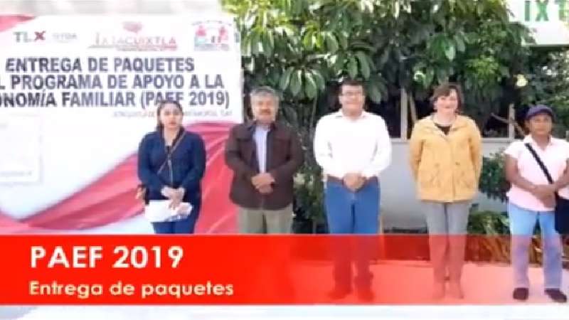 Entrega apoyos a productores de Ixtacuixtla