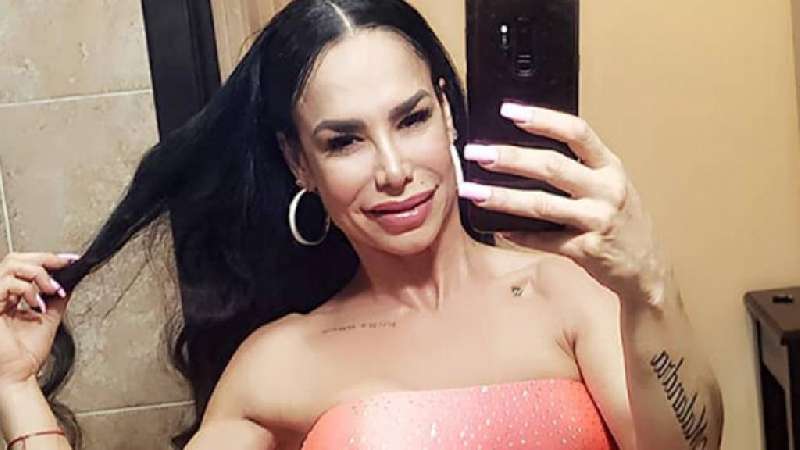 Lis Vega desaparece su tanga de hilo negra 