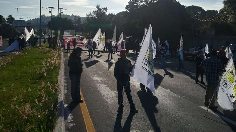 Cumplen campesinos y toman carreteras en Tlaxcala 