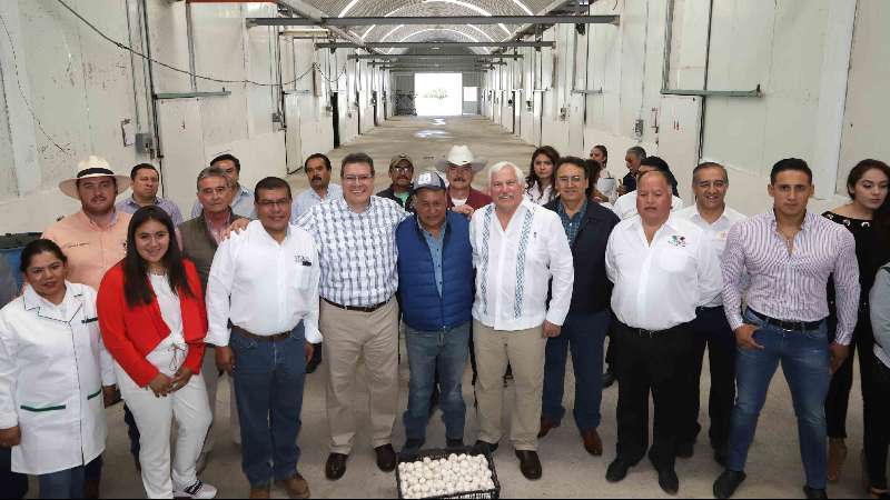 Mena y Víctor Villalobos visitan tercera empresa productora