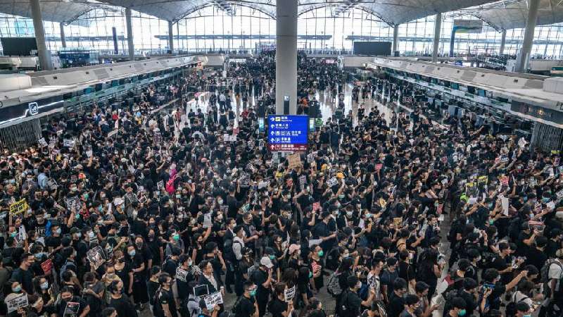 Miles bloquean el aeropuerto de Hong Kong 