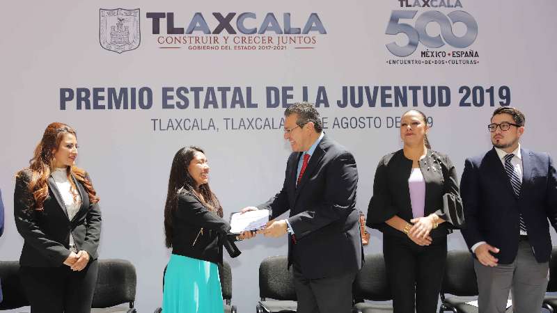 Marco Mena entrega premio estatal de la juventud 2019