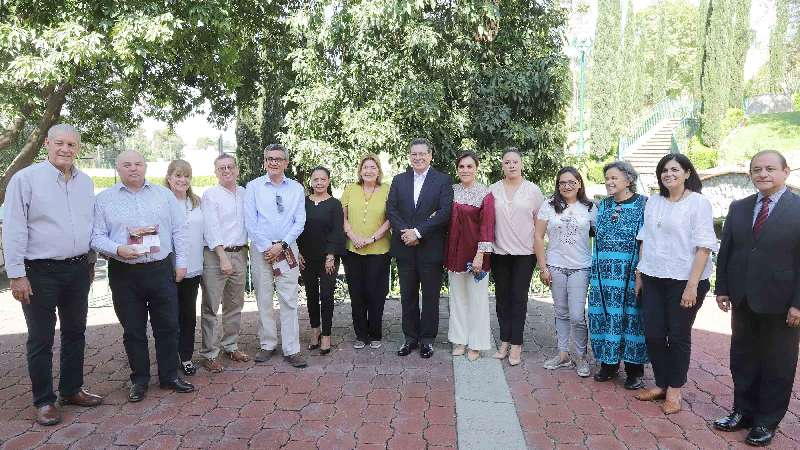 Marco Mena recibe a embajadores de cinco países