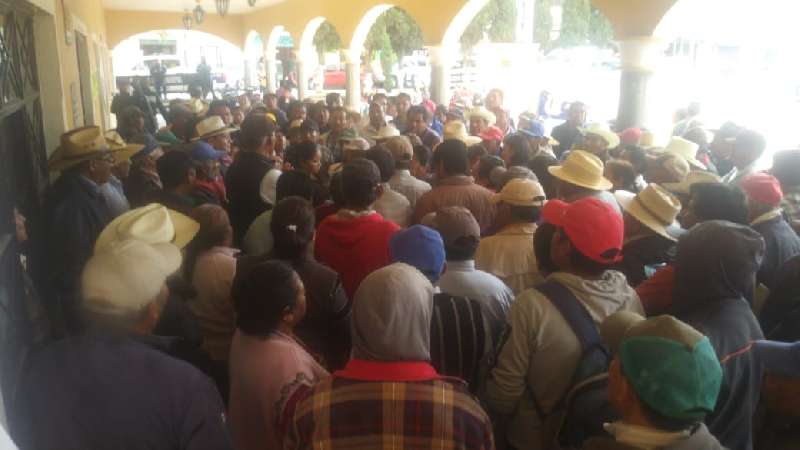 Campesinos logran destrabar recursos en Xaloztoc, doblan a edil 